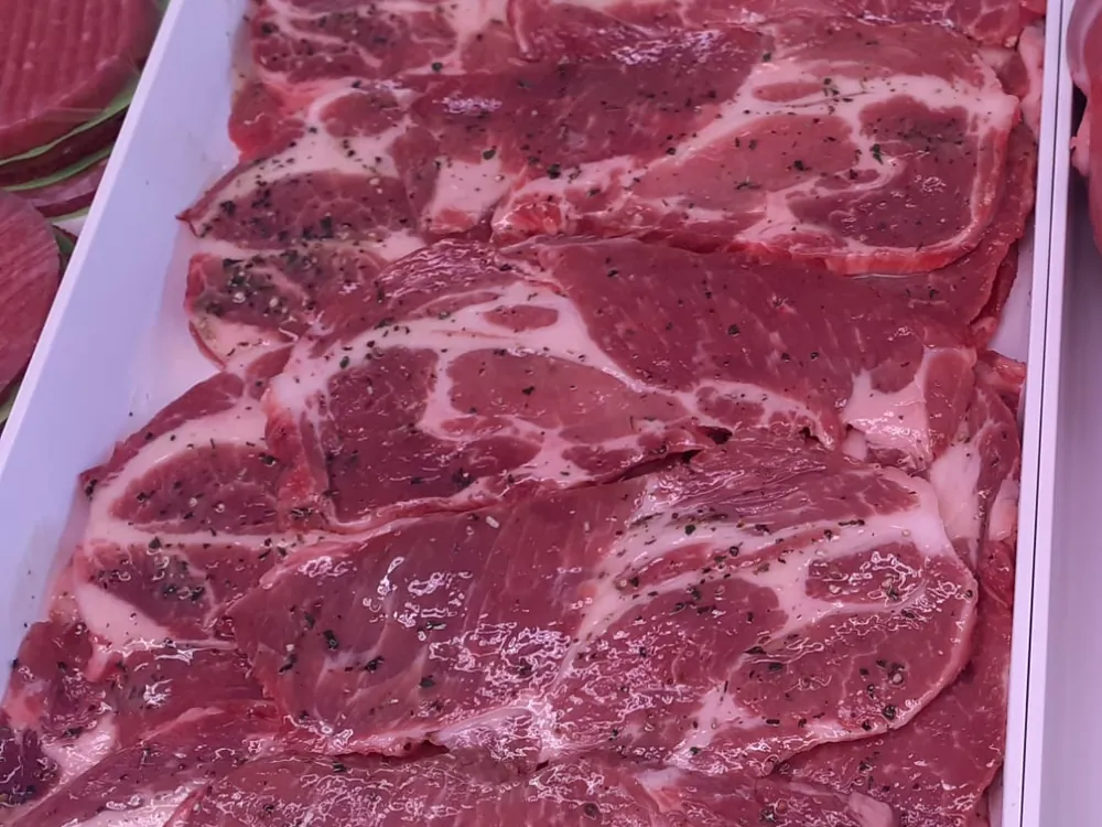 Braciole al pepe nel banco della macelleria