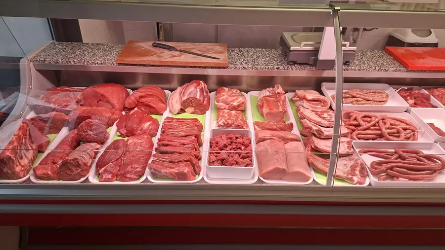 Il banco con tagli di bovino, suino e salsiccia