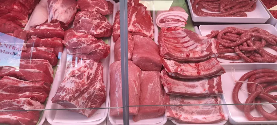 Tagli di bovino, costine di maiale e salsiccia