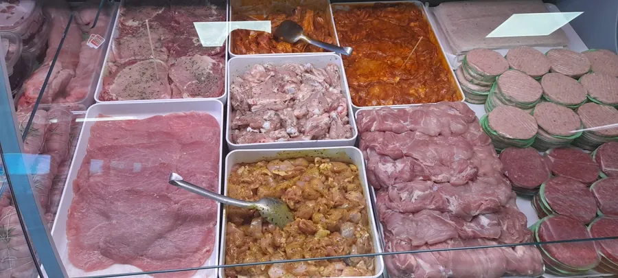 Hamburger, fettine e carni marinate pronte a cuocere