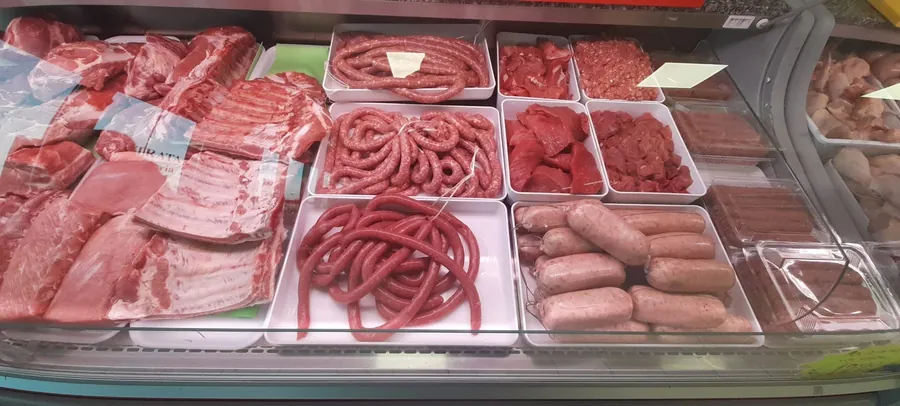 Salsicce, costine e tagli di carne nel banco frigo