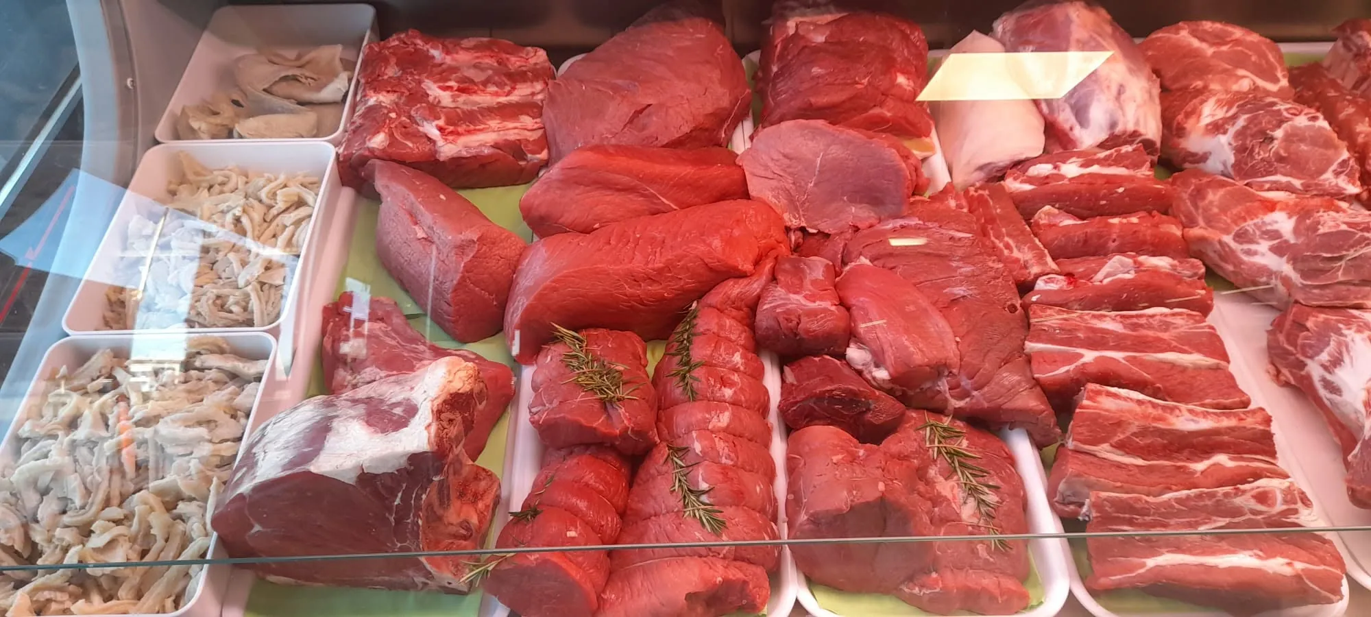 Tagli di bovino e suino con rosmarino al banco della Macelleria La Vernetta