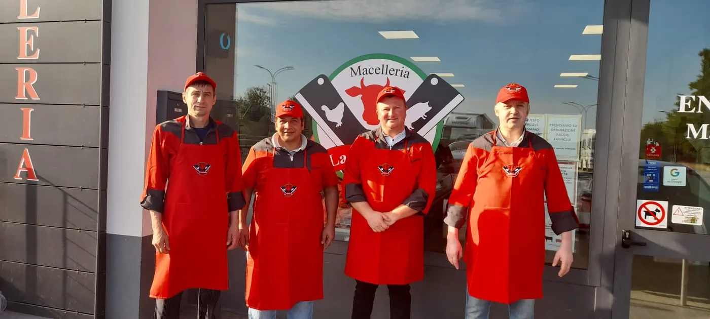 La squadra davanti all'ingresso del negozio, sotto l'insegna La Vernetta