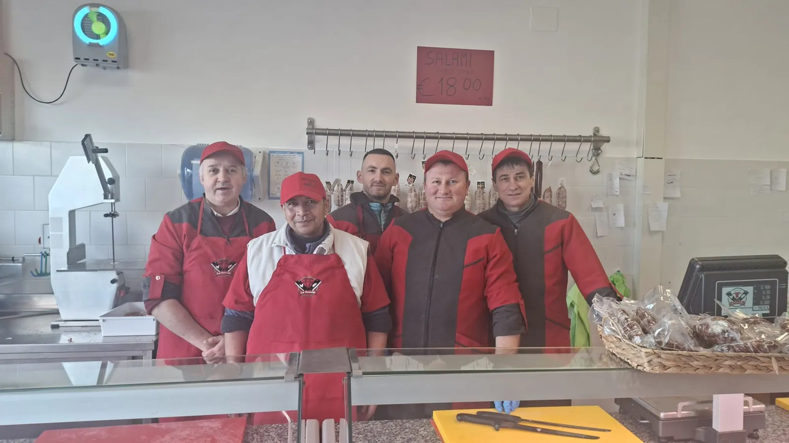 La squadra della Macelleria La Vernetta al banco del negozio